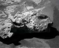 Oileán Ruaidh, une nouvelle météorite probablement ferreuse découverte par le robot martien Opportunity. Crédit Nasa/JPL/Cornell 
