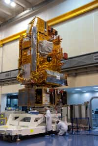 Le satellite Metop-B en phase finale d'intégration dans l'usine toulousaine d'Astrium (novembre 2011). © Remy Decourt
