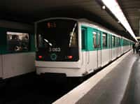 En 2009, on estimait à 4 millions le nombre de personnes qui empruntaient quotidiennement les 215 km de réseau du métro parisien. Pour combien de ppm de particules fines PM10 ? © Clicsouris, cc by sa 30