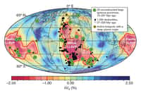 La frontière en rouge sur cette carte des anomalies de vitesses sismiques de cisaillement (Vs) correspond a des Plume Generation Zones (PGZs) en anglais, c'est à dire des Zones de Génération de Panaches mantelliques. Les points noirs correspondent à 80 % des gisements de kimberlites. En blanc les autres connues. Crédit : Nature