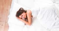 Parmi les idées reçues les plus tenaces sur le sommeil, il y a celle qui affirme que certains peuvent se contenter de cinq heures de repos par nuit. Une affirmation que la science ne valide pas. © lenets_tan, Fotolia