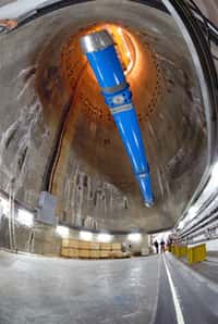 La vertigineuse descente du dernier aimant : cette opération a été répétée 1746 fois en deux ans pour descendre tous les aimants de la grande boucle du LHC. Crédits : CERN