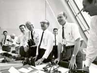 16 juillet 1969 : moment de détente pour l'équipe au sol responsable du vol d'Apollo 11. On peut voir Wernher von Braun avec des jumelles autour du cou. © Nasa
