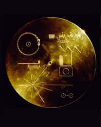 Les deux sondes Voyager emportent avec elles le Voyager Golden Record, un disque rempli de sons et d'images terrestres à l'attention d'éventuelles civilisations extraterrestres. © Nasa