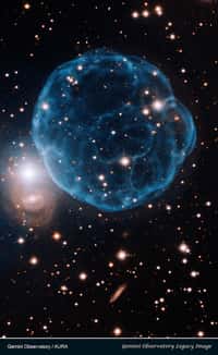 Kronberger 61 est une coquille de gaz ionisé qui ressemble à un ballon de football. La naine blanche qui en est à l'origine est l'étoile bleue près du centre. © Gemini Observatory/Aura