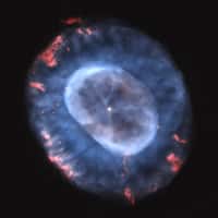 Selon des chercheurs de l’université de l’État de Floride (États-Unis), la supernova LSQ14fmg a explosé dans un système similaire à celui présenté sur cette image de la nébuleuse planétaire de la boule de neige bleue. Avec une étoile centrale perdant une grande quantité de masse et formant un anneau de matière entourant l’étoile. © A. Hajian, Nasa, Esa