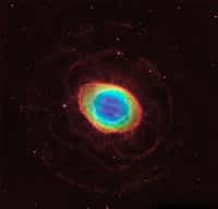 Dans cette image composite sont combinées les observations en lumière visible du télescope spatial Hubble avec les données infrarouges du&nbsp;Large Binocular Telescope. Elles montrent le nouveau visage de Messier 57 (M57), la nébuleuse de la Lyre. © Hubble, Nasa, Esa
