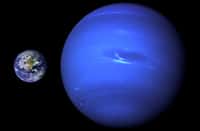 Une comparaison entre la taille de la Terre et celle de Neptune. On connaît bien mieux l'intérieur de notre planète que celle de la géante. On a toutefois quelques idées sur ce qui peut se cacher sous les couches de nuages photographiées ici par la sonde Voyager. Neptune pourrait ainsi contenir de « l'acide d'Hitler », tout comme Uranus. © Nasa