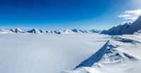 Des physiciens de l’université de l’État de l’Ohio (États-Unis) envisagent d’envoyer des ondes radio sur la glace de l’Antarctique pour détecter ensuite l’écho résultant du passage de neutrinos. © KrisGrabiec, Adobe Stock