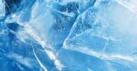 La glace I est la seule qui se trouve à l’état naturel à la surface de notre Terre. Les formes VI et VII peuvent toutefois être trouvées sous forme d’inclusions dans les diamants. Mais d’autres glaces se forment dans des conditions de pression et de température particulières ailleurs dans l’Univers et même dans le Système solaire. Ou en laboratoire… © Leonid Ikan, Adobe Stock