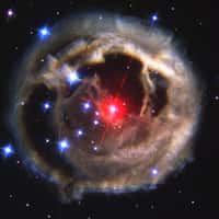 Observée par Hubble, l'étoile&nbsp;V838 Monocerotis serait le résultat de la fusion récente de deux naines rouges. On voit ici l'écho de lumière provoqué par un flash traversant les couches de poussières et de gaz éjectées par l'étoile.&nbsp;© Nasa, Esa