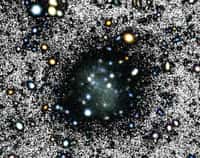 La galaxie Nube telle que vue par une composition d’une image en couleur et d’une image en noir et blanc afin de faire ressortir l’arrière-plan. © Mireia Montes, GTC