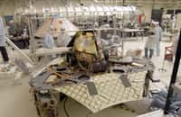 Opportunity, ici sur sa plate-forme d’atterrissage, est l’un des deux rovers de la mission MER (Mars Exploration Rover). Cette mission a été lancée par la Nasa&nbsp;en&nbsp;réponse aux échecs de l'atterrissage de Mars Polar Lander (1999) et de la mise en orbite de Mars Observer (1993). © Nasa, JPL