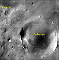 Le cratère Victoria (à gauche) fait figure de nain devant le cratère Endeavour et ses 22 kilomètres de diamètre (à droite). Crédit Nasa