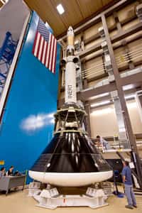 Première photo montrant la capsule Orion MPCV avec sa tour de sauvetage (LAS, Launch Abort System), l'ensemble étant préparé pour des essais acoustiques et vibratoires. © Lockheed Martin