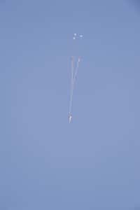 Déploiement en cours des trois parachutes d'Orion lors d'un essai simulant un retour d'orbite à pleine vitesse. © Nasa