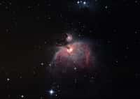 M 42, la célèbre nébuleuse d'Orion, photographiée avec un télescope de 15 centimètres de diamètre. © M. Simet
