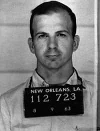 Lee Harvey Oswald photographié par la police de Dallas.