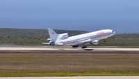 Au décollage, le Lockeed L-1011 d'Orbital Sciences qui emporte sous son ventre le lanceur aéroporté Pegasus XL transportant Nustar. L'avion s'est élancé de l'atoll de Kwajalein dans les îles Marshall, dans l'océan&nbsp;Pacifique. © Nasa