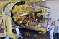 La sonde Phobos-Grunt en cours d'installation dans son lanceur. Si cette mission réussit, ce sera la première fois que l'on rapporte sur Terre des échantillons du système martien. © Roscosmos