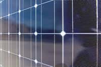 Un panneau solaire rassemble les cellules photovoltaïques reliées entre elles et montées en série et en parallèle. Les cellules sont le plus souvent en silicium, cuivre, indium et sélénium. Les recherches s'orientent de plus en plus vers les cellules organiques dont la synthèse est simple. © Zigazou76, Flickr, cc by 2.0