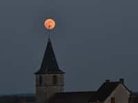 Choisissez judicieusement&nbsp;votre premier plan pour rendre original le lever de la plus grosse Pleine Lune de l'année 2012. © Jean-Baptiste Feldmann