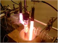 Photographie de l’expérience Plasma développée au Lisa et permettant de synthétiser des analogues d’aérosols de Titan via l’application d’une haute tension à un mélange de diazote et de méthane à environ -150°C. © C. Brassé
