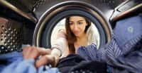 Les fibres arrachées à nos vêtements par le lavage en machine finissent dans les océans. © Monkey Business, AdobeStock