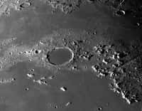 Photographiée en haute résolution, la région lunaire de Platon révèle un pan de l'histoire de notre satellite. © Christian Viladrich