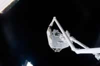 La célèbre "Poignée de main" canadienne dans l'espace a eu lieu le 28 avril 2001, alors que le Canadarm2 transférait son berceau au bras canadien de la navette Endeavour.  Crédit Nasa