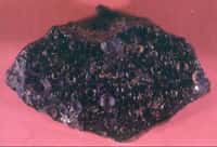 Sur ce verre basaltique « pop-corn », collecté sur la dorsale atlantique, on aperçoit les petites vésicules qui se forment lors de la remontée du magma (les plus grosses mesurent deux millimètres de diamètre). &nbsp;Crédit : © Crédit : CNRS/Philippe