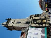 La façade sud du beffroi de l'Hôtel de ville de Prague et sa célèbre horloge astronomique. Crédit J-B Feldmann
