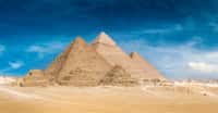 La Grande Pyramide de Gizeh est la plus grande de toutes. Et la seule merveille du monde antique qui subsiste encore aujourd’hui. Et des chercheurs veulent la sonder aux rayons cosmiques pour révéler ses secrets. © Günter Albers, Adobe Stock  