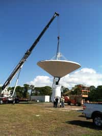 Installation de l'une des trois antennes du réseau Kaboom en Floride. Elles devraient permettre à terme de détecter plus précocement les astéroïdes susceptibles de s'approcher un peu trop près de la Terre, et de mesurer leur orbite avec une plus grande précision. © Rodney Brown