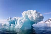 Au Svalbard, un archipel en Norvège, un pic de chaleur très au dessus des normales saisonnières a été enregistré. Les glaciers du Svalbard reculent rapidement. Ils recouvrent normalement 60 % de cet archipel, soit une superficie de 38.000 km². © Rixie, Adobe Stock 