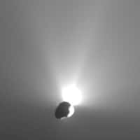 L'étonnant flash lumineux produit par l'impacteur - inerte - de Deep Impact sur le noyau de la comète Tempel 1. Crédit NASA.