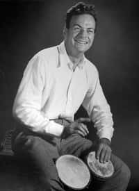Le physicien Richard Feynman, ici jouant du bongo, est le premier à évoquer la possibilité de tirer avantage d’un ordinateur dont les bits seraient miniaturisés à l’échelle atomique.&nbsp;Un ordinateur qui obéirait aux lois de la physique quantique. «&nbsp;Au lieu de nous plaindre que la simulation des phénomènes quantiques demande des puissances énormes à nos ordinateurs actuels, utilisons la puissance de calcul des phénomènes quantiques pour faire plus puissant que nos ordinateurs actuels&nbsp;», déclarait-il dans les années&nbsp;1980. &nbsp;© Tom Harvey