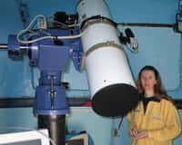 Claudine Rinner pose devant l'un de ses télescopes à l'observatoire de Dax. © C. Rinner