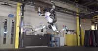 Le robot Atlas de Boston Dynamics est désormais capable d’un enchaînement digne d’un gymnaste. Un enchaînement comportant sauts périlleux, roulades, poiriers et même sauts fendus. © Boston Dynamics, YouTube