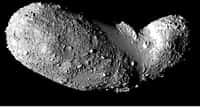 L’astéroïde géocroiseur (25143) Itokawa est doté d'une forme étrange, semblable à celle d'une cacahuète, comme le montre cette image prise en 2005 par la sonde japonaise Hayabusa. En mesurant pendant plus de dix ans les variations de luminosité d’Itokawa au cours de sa rotation, il a été possible de détecter une lente dérive de sa vitesse de rotation. Remarquablement, on peut déduire de la forme de l’objet et de cette variation de vitesse des estimations sur sa densité. © Jaxa