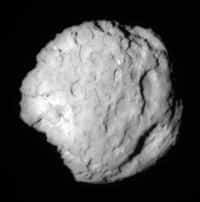 La comète Wild 2 lors de son survol par la sonde Stardust de la Nasa en 2004. Elle est apparue bien différente de la comète de Halley, qui avait été étudiée elle aussi à quelques centaines de kilomètres de distance par la sonde Giotto de l'Esa en 1986. © Nasa, JPL-Caltech