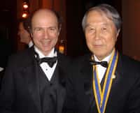 Deux géants du modèle standard de la physique des particules : les prix Nobel Frank Wilczek (à gauche) et Yoichiro Nambu (à droite). Tous deux ont contribué à la théorie des forces nucléaires fortes entre quarks appelée chromodynamique quantique (QCD). © Betsy Devine