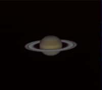 Saturne photographiée le 9 avril 2012 depuis les Antilles françaises avec un télescope de 20 centimètres de diamètre. La bande sombre qui sépare les anneaux est appelée la division de Cassini. © Jordan Blanchard 