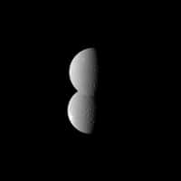 Cette surprenante image des satellites Dioné et Rhéa semblant se chevaucher a été prise le 27 juillet dernier par la sonde Cassini. Crédit Nasa/JPL/Space Science Institute