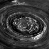 Le vortex qui tourbillonne au pôle nord de Saturne est saisi pour la première fois par la caméra de la sonde Cassini. Il affiche un diamètre de 4.000 km, soit 4 fois la taille des plus grands ouragans sur Terre. © Nasa, JPL, Space Science Institute