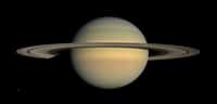 Une photo de Saturne et de ses lunes prise par une sonde Voyager. © Nasa