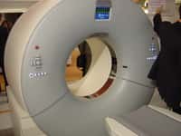Les scanners fournissent une image à partir de l'absorption des rayons X par les tissus. Or les rayons X ont un pouvoir ionisant et peuvent donc induire des cancers, chez les enfants comme chez les adultes. Mais les risques de déclarer une leucémie ou un cancer au cerveau consécutivement à un examen médical restent faibles. © Raziel, Wikipédia, cc by sa 2.5