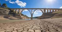 La situation de sécheresse que vit la France cette année amène à se poser sérieusement la question des mesures d’adaptation à mettre en œuvre pour éviter les pénuries d’eau. © Q, Abode Stock