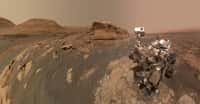 Une mission pour Curiosity : partir à la recherche de sels organiques sur Mars qui pourraient éclairer sur une vie possible sur la Planète rouge. (En photo, Curiosity pose devant le mont Mercou). © Nasa, JPL-Caltech, MSSS