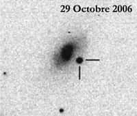 De haut en bas trois photos montrant les observations de la galaxie UGC4904 avec le flash de 2004 et enfin la supernova de 2006. Crédits : CEA (Dapnia/Service d'Astrophysique)